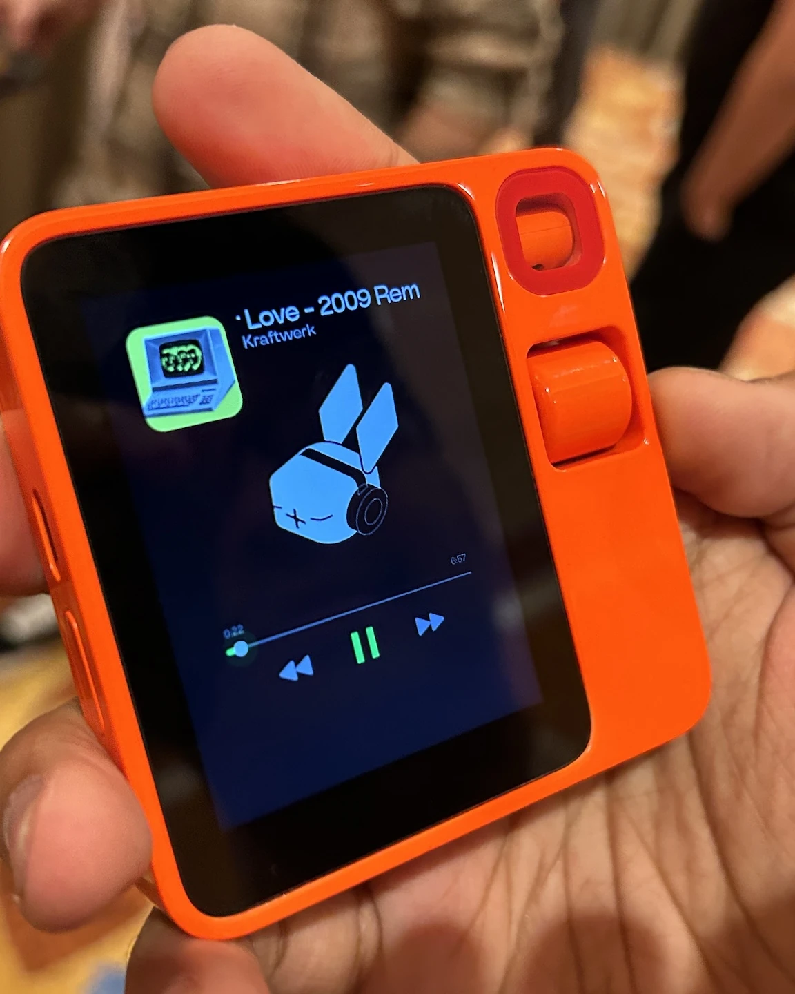 rabbit r1 口袋 AI 终端 · 核心差异
